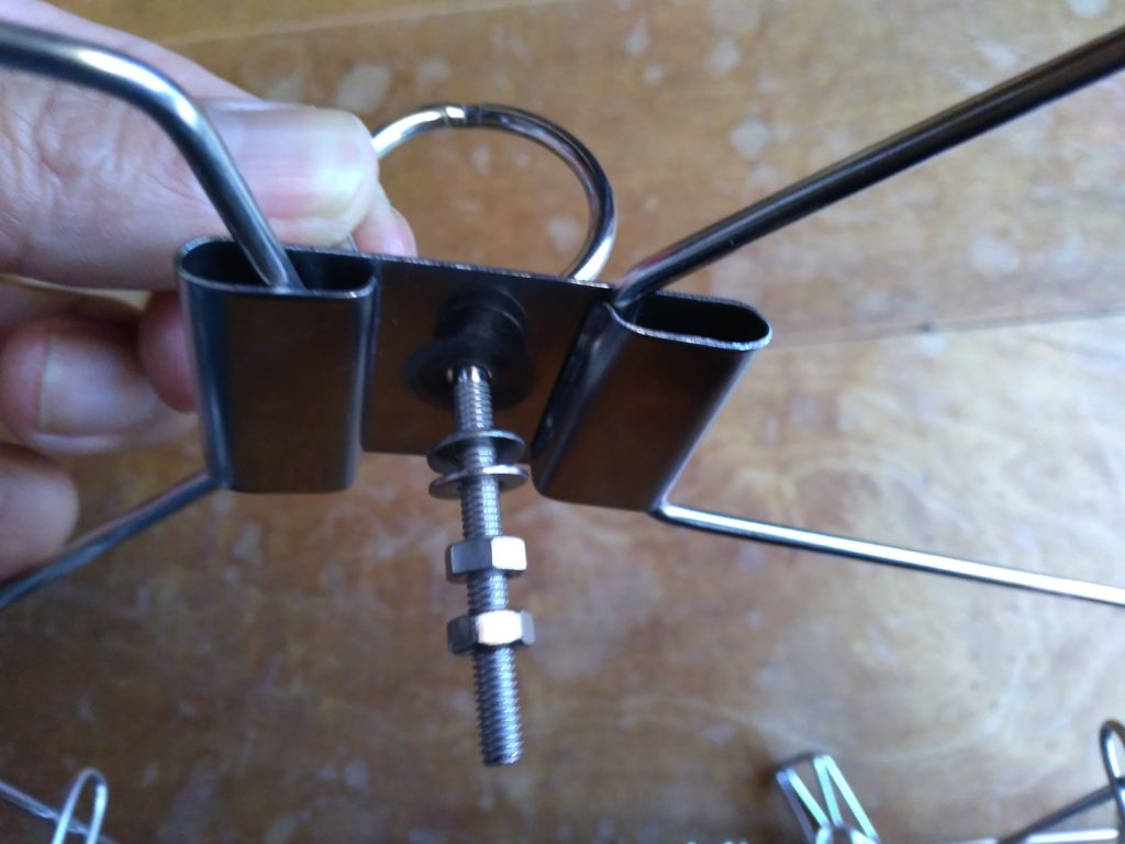 本体へ丸カンボルトを差し込み