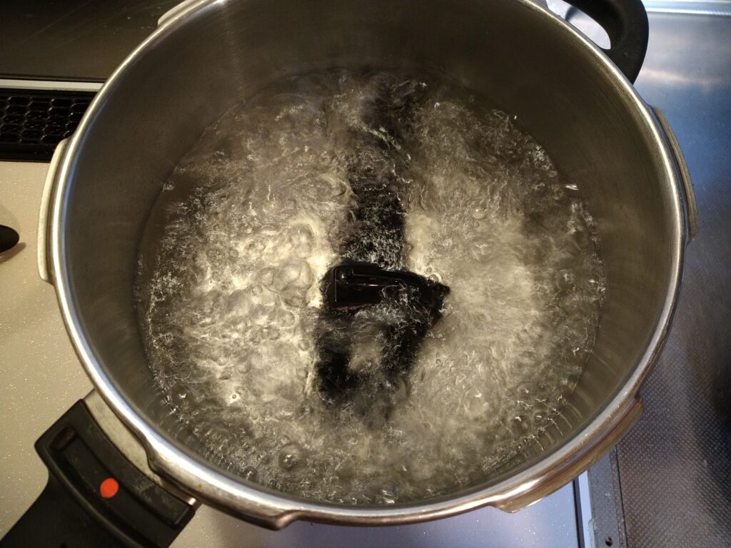 フィスラー圧力鍋のハンドルに残ったキャブクリーナーを煮沸で取り除く