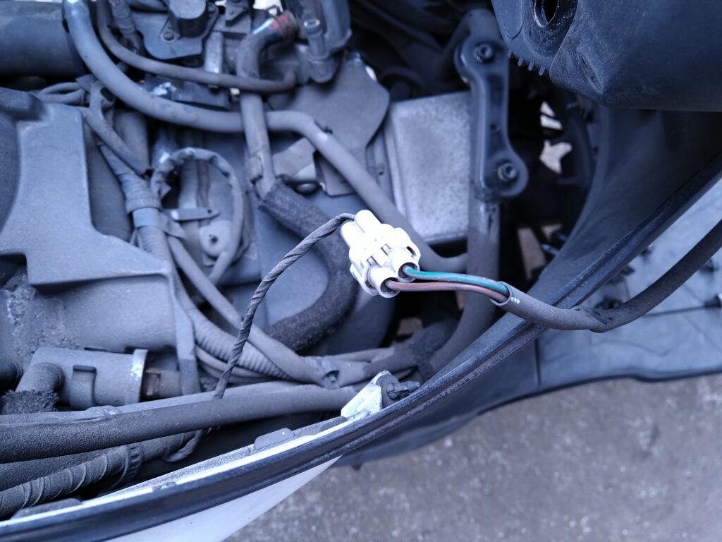 アドレスV125Sディスチャージポンプ交換でまずメットインを外した後にシートヒーターのコネクタを外す