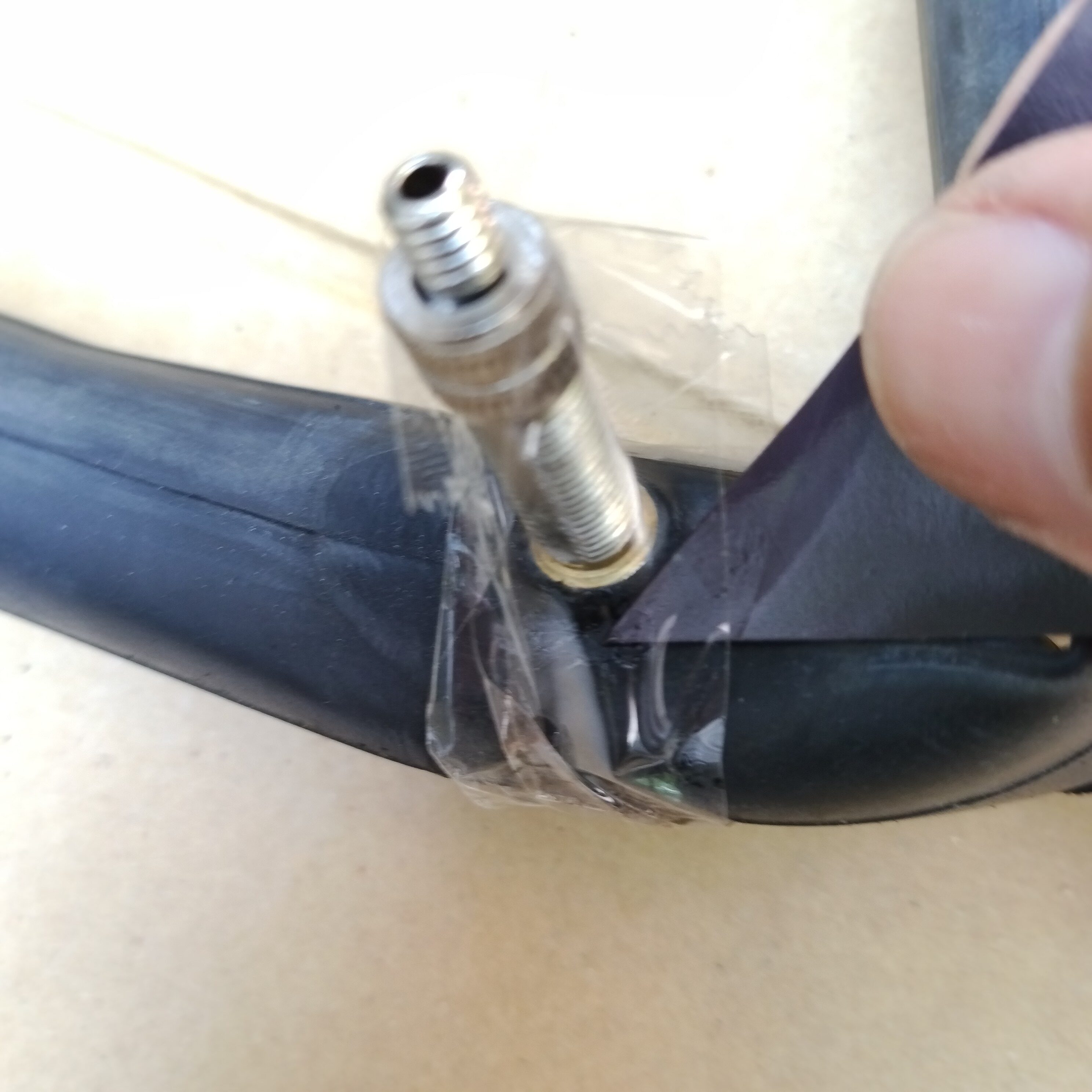 自転車のバルブ根元のパンクの修理で穴にゼリー状の瞬間接着剤を入れるた後に、開かないようにテープでテンションを掛けて固定しておく
