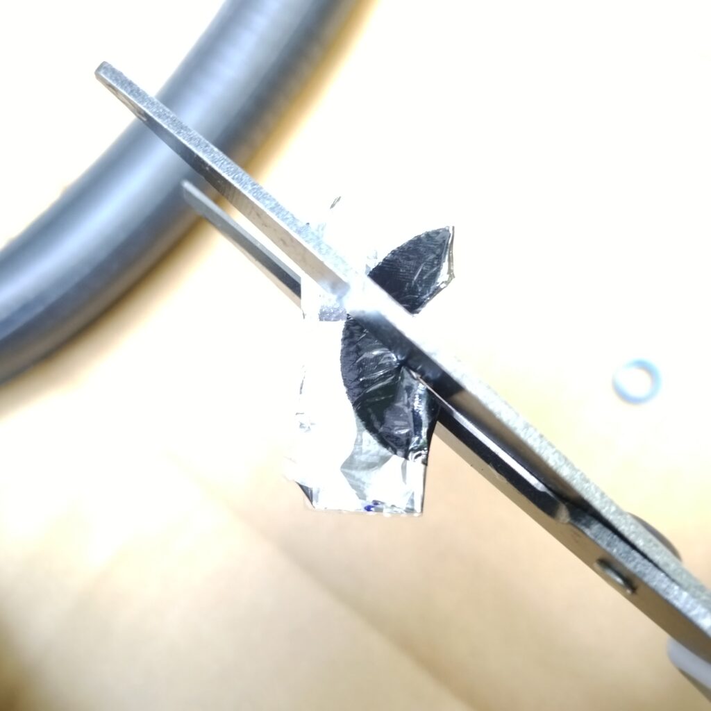 自転車のバルブ根元のパンクの修理でパッチをドーナツ状にハサミでカットする