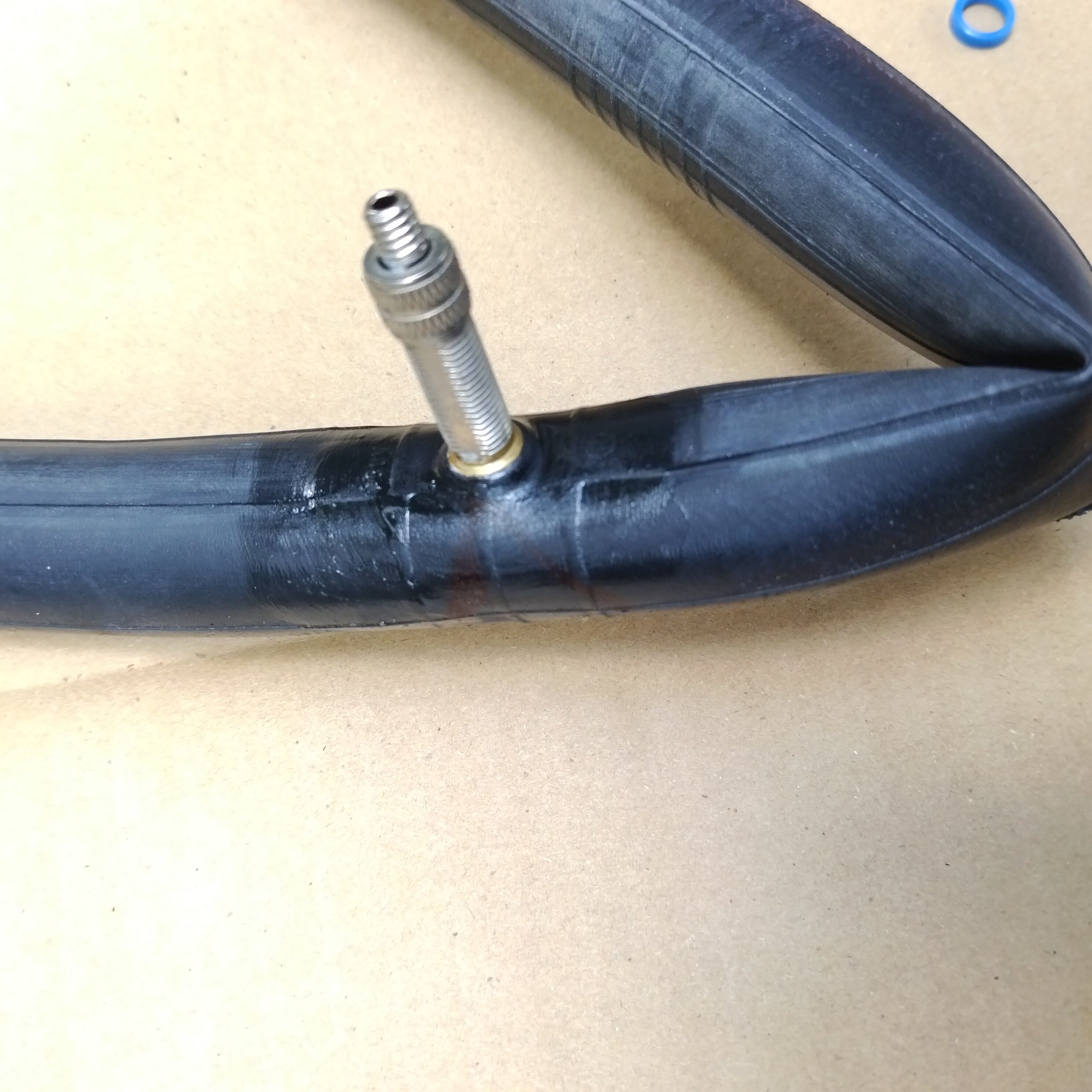 自転車のバルブ根元のパンクで接着剤は広範囲に塗る