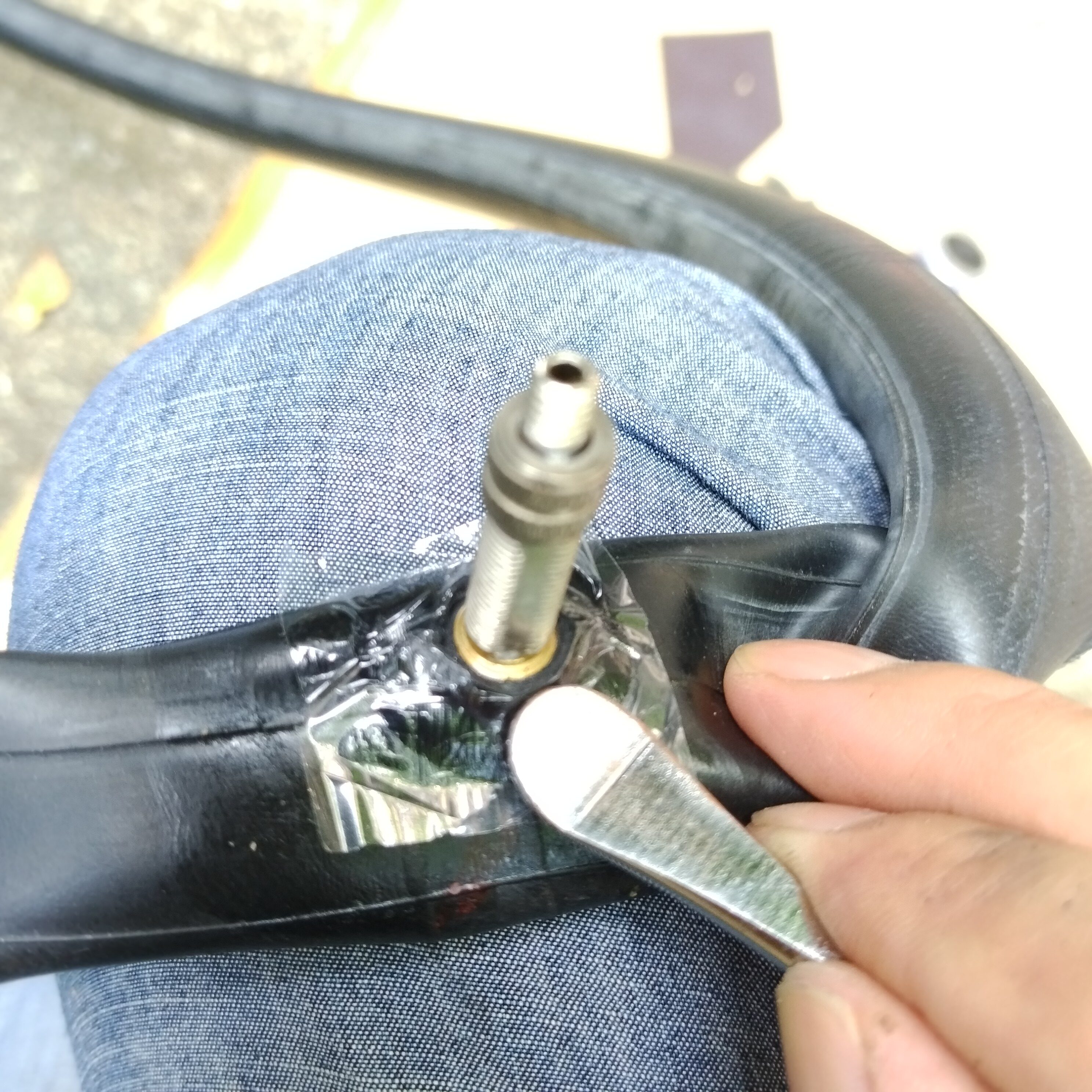 自転車のバルブ根元のパンクで接着剤はを塗ってパッチを貼ったあと、しっかりと圧着する