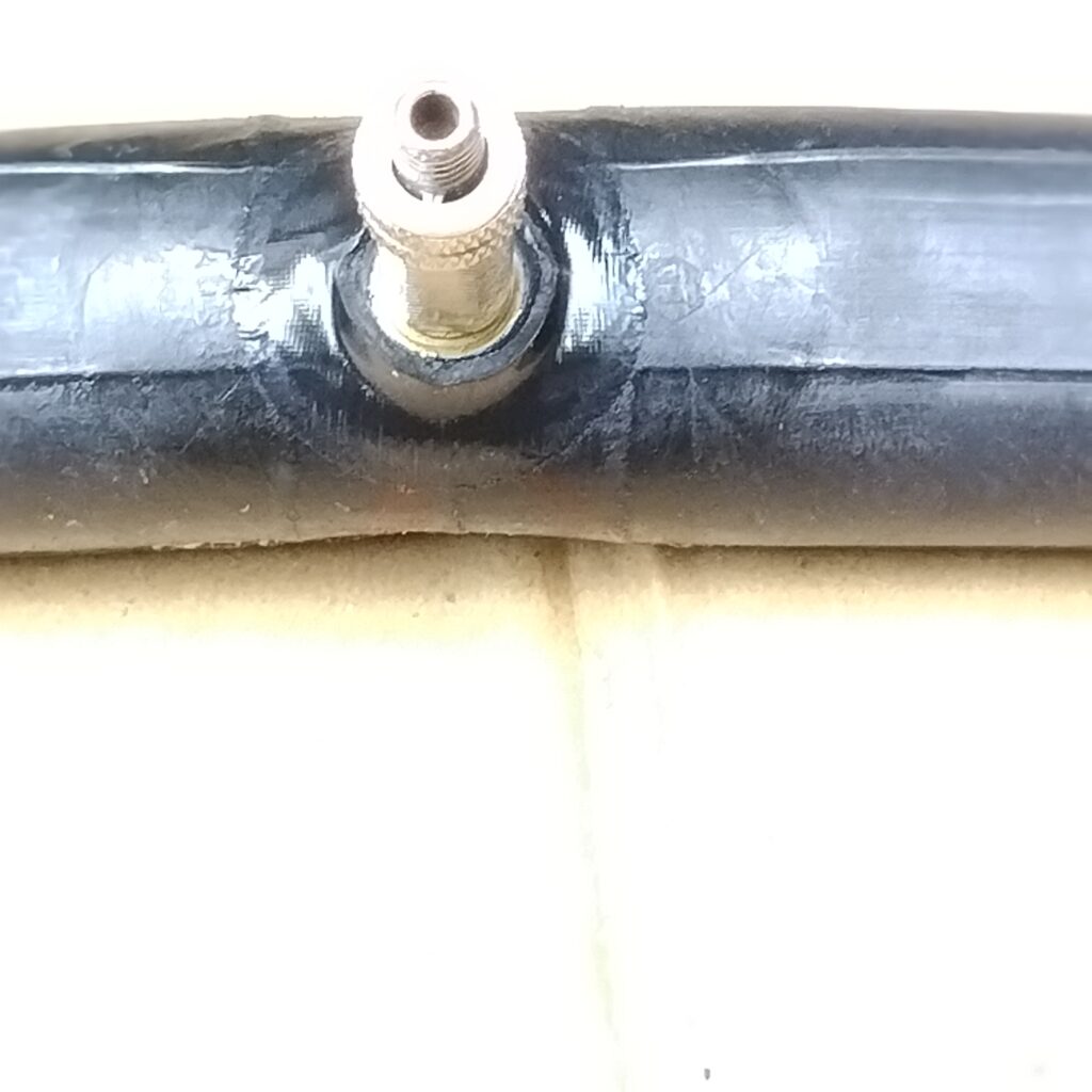 自転車のバルブ根元のパンクの完成の姿