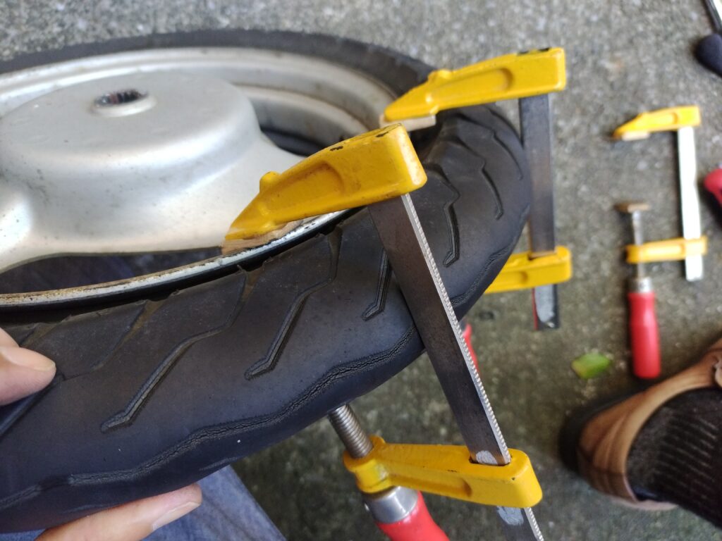クランプでホイールの端にかけて落とす