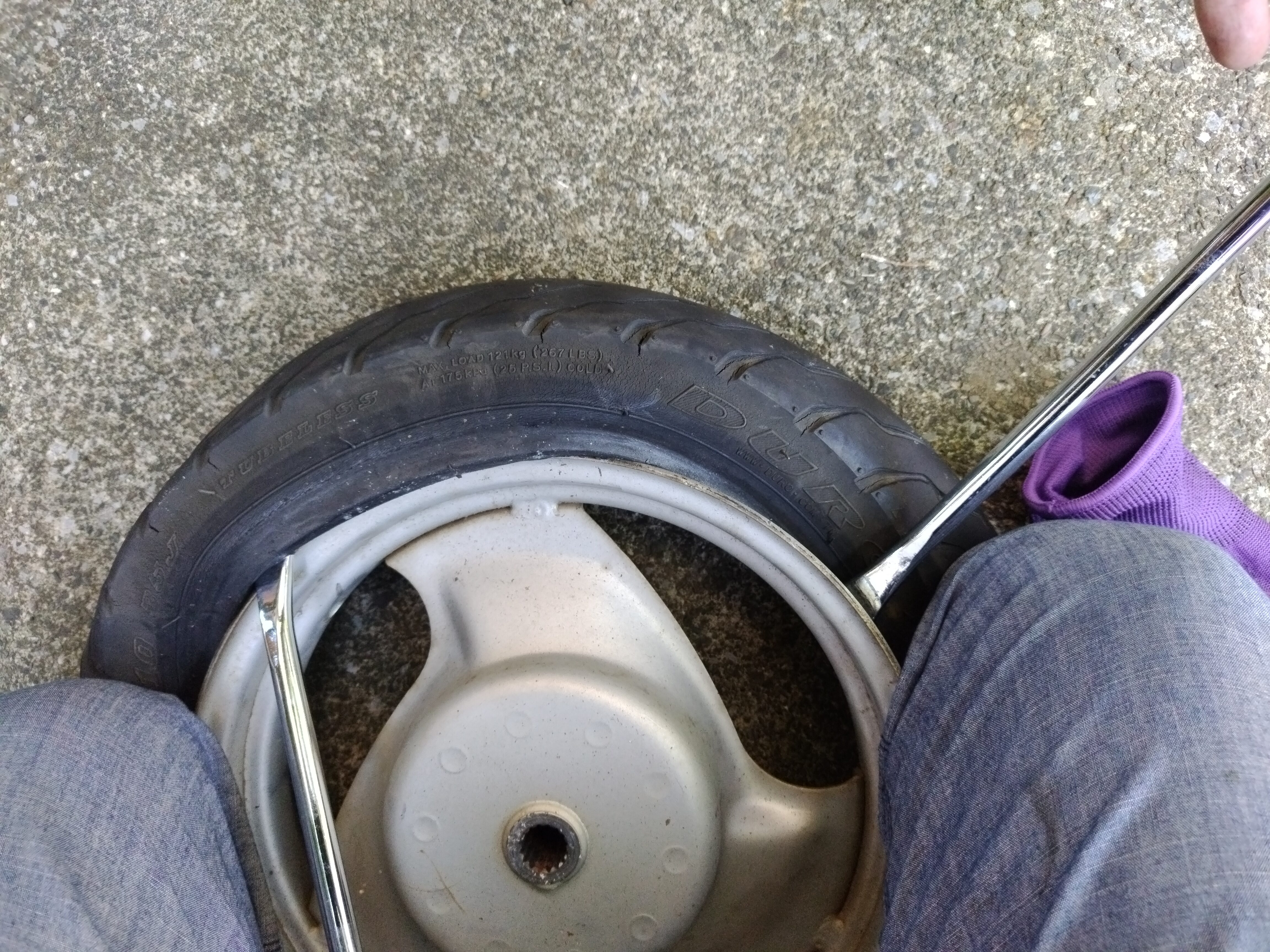 タイヤを足でしっかりと押さえながら