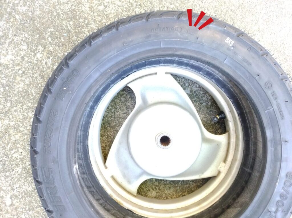 タイヤとホイールの回転方向を合わせる