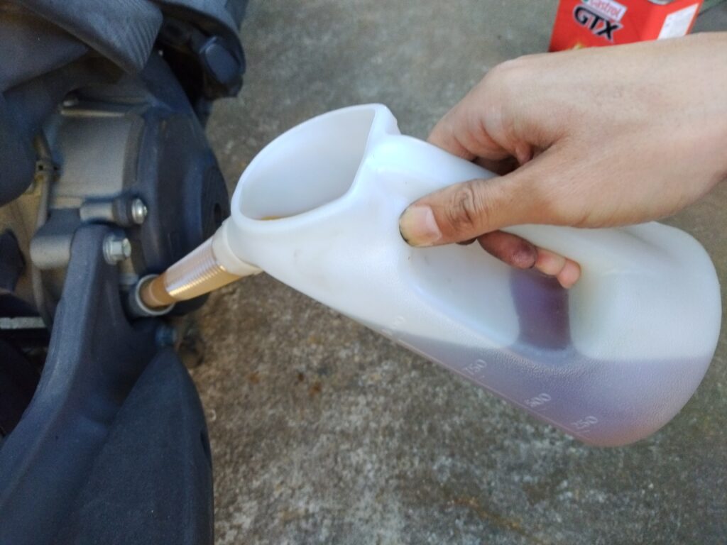 アドレスv125sのオイルを入れている様子