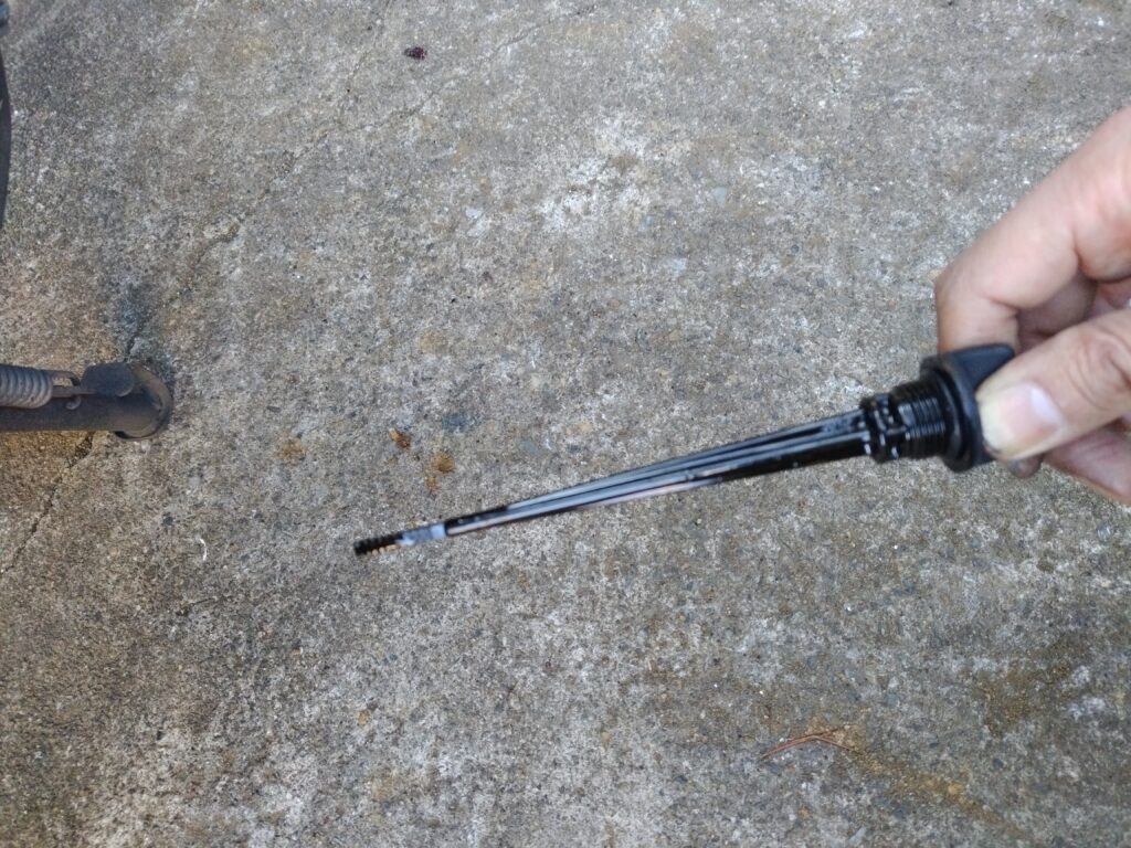 アドレスv125sのオイルゲージでオイルの量を確認する