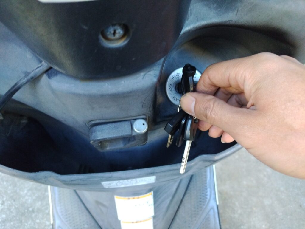 アドレスv125sのキーで電源を入れる