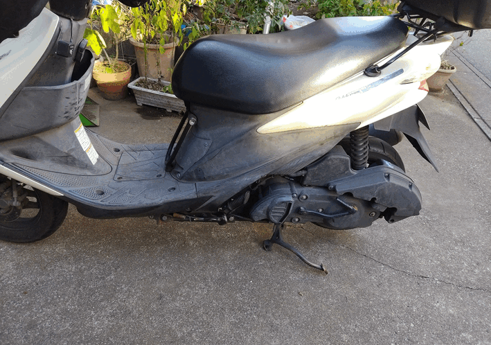 アドレスv125sのオイル交換で外すドレインボルトの位置