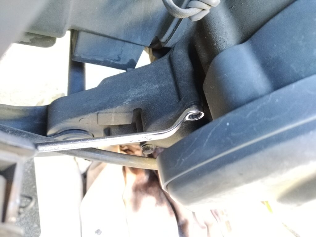 アドレスv125sのオイルフィルターのボルトをメガネレンチで外す