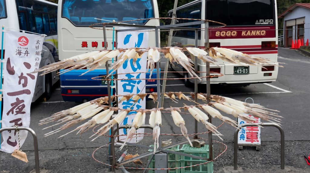 イカが回転して乾燥させられている