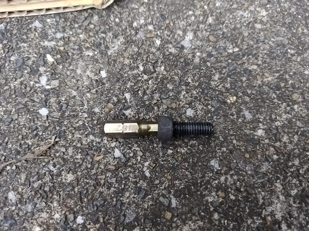 アドレスV125Sのスピードセンサーを外すときのネジ六角の5mm