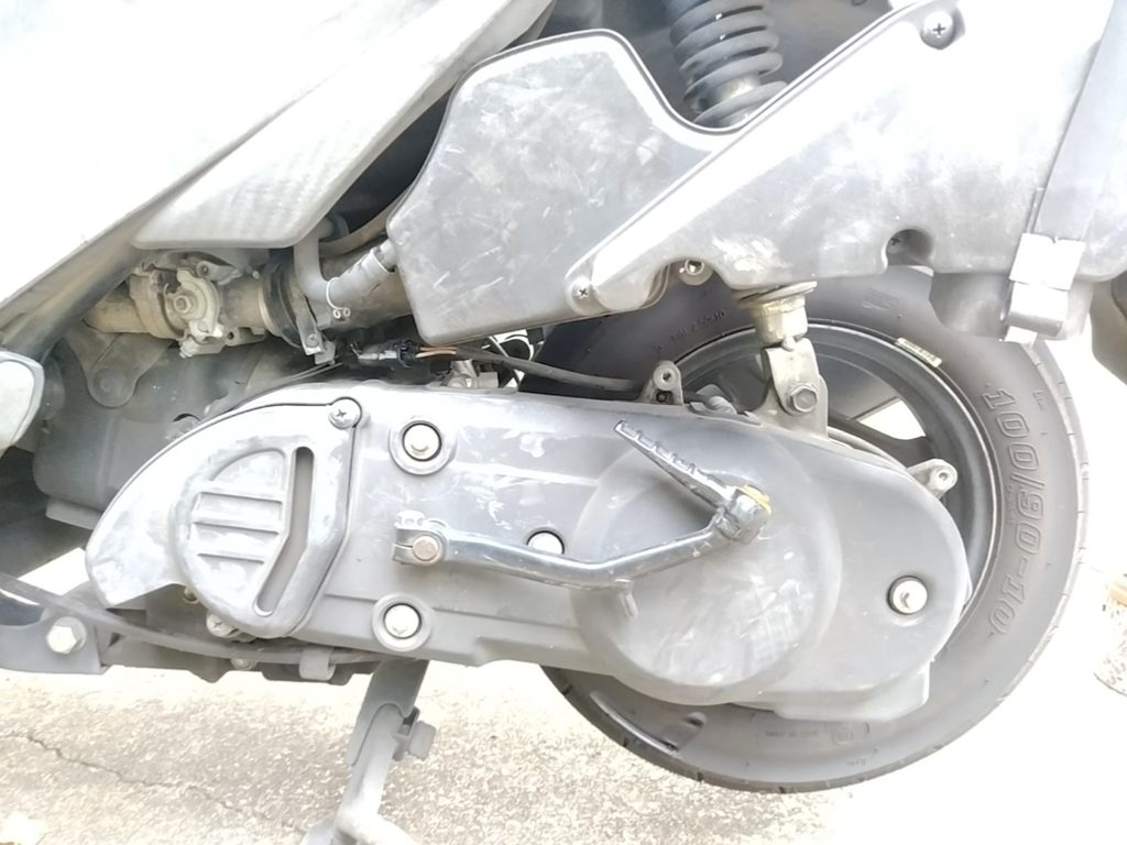アドレスV125Sのスピードセンサー交換でエアーフィルターボックスを持ち上げる