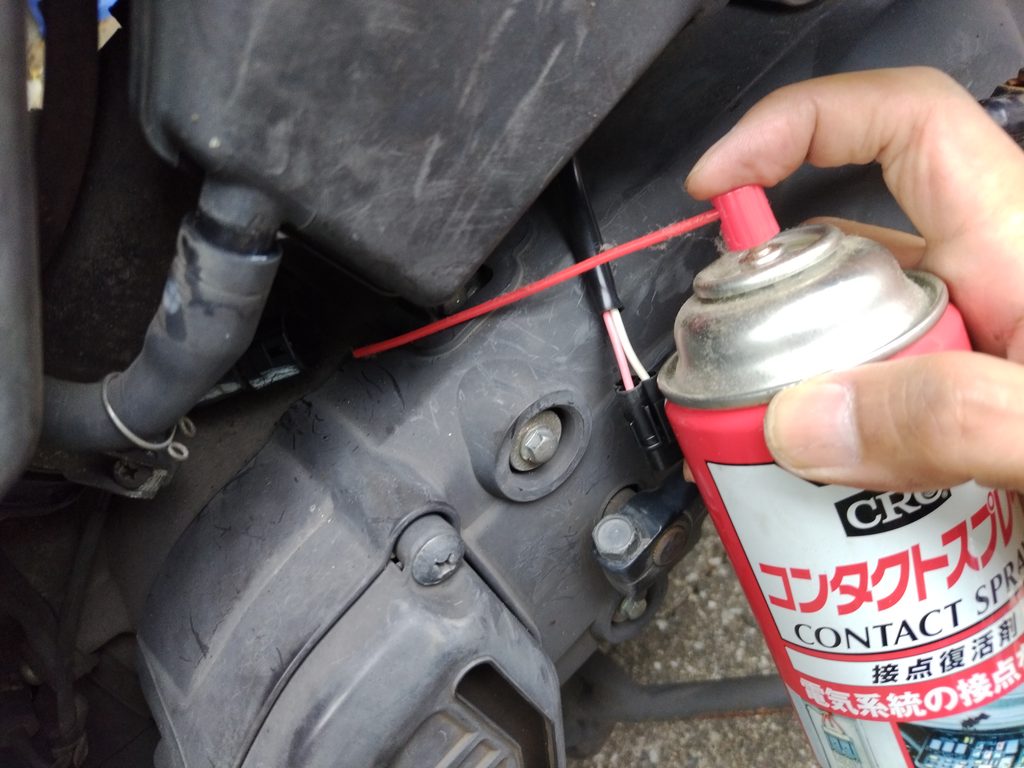 アドレスV125Sのスピードセンサー交換時にコネクターにコンタクトスプレーを吹いておく