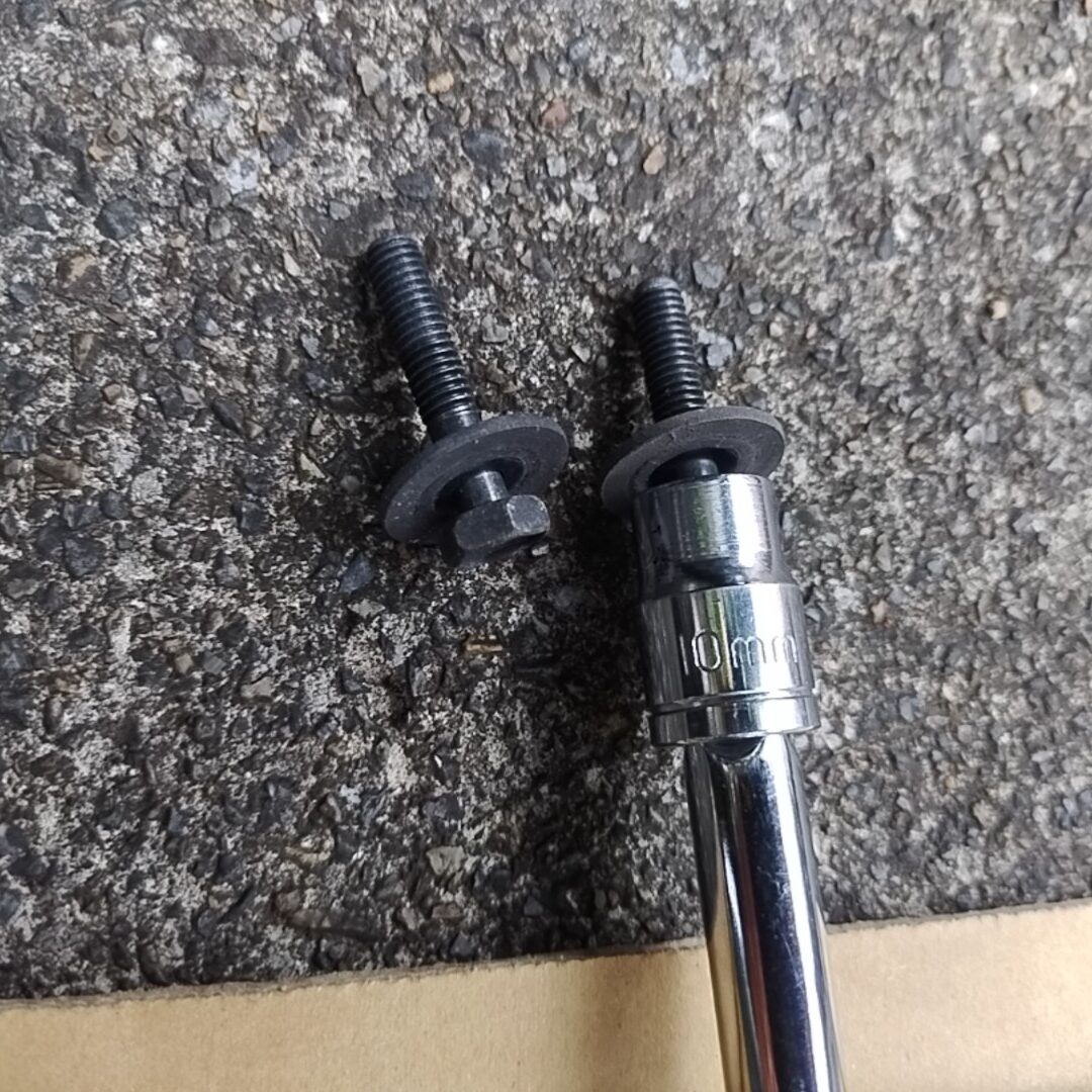 アドレスV125Sのエアーフィルターボックスを外したボルト10mm2本
