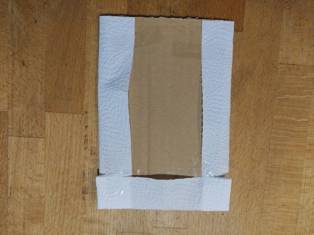 グリルの火が付かいのを解決する段ボールにキッチンペーパーを張って裏返したところ
