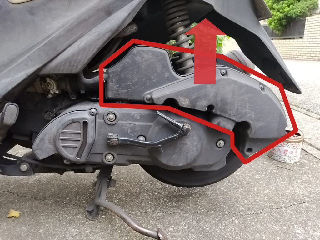 アドレスV125Sのスピードメーターが動かないので、スピードセンサー交換のためにエアーフィルターボックスを持ち上げる